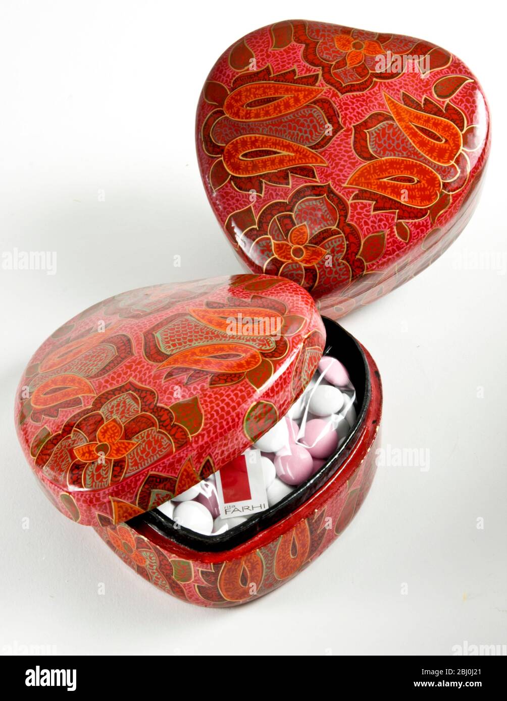 Herzförmige Pappmaché-Boxen gefüllt mit gezuckerten Mandeln - ein Geschenk zum Valentinstag - Stockfoto