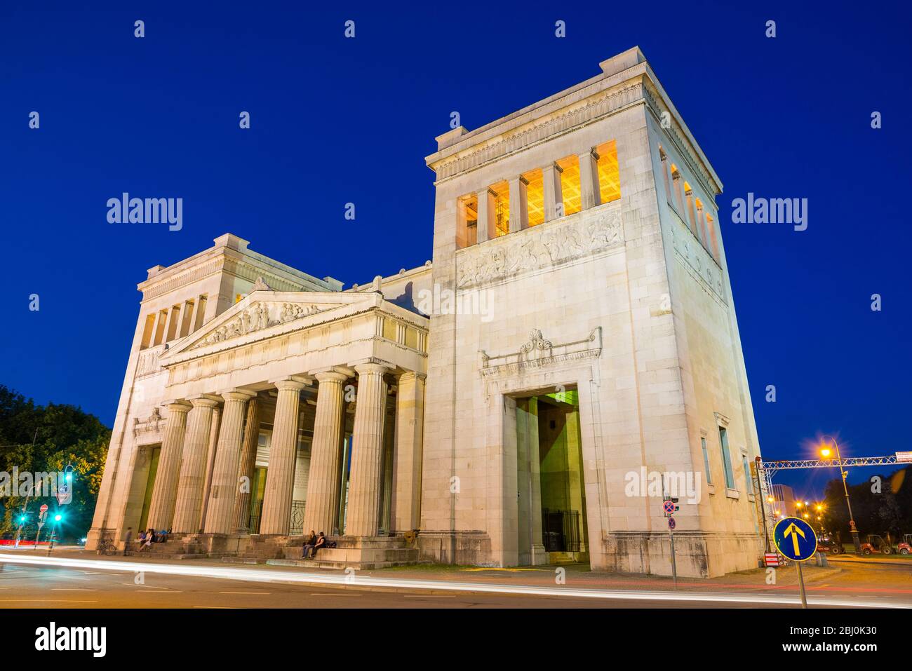 München, Deutschland - 7. Juni 2016: Dorischen Propyläen-Denkmal in der Nacht. München, Deutschland Stockfoto