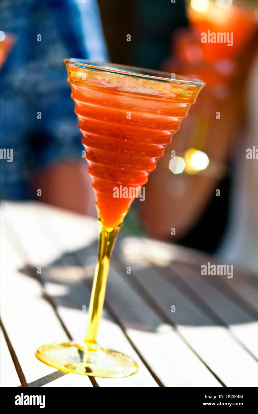 Giribaldi - 1 - 2 oz Campari - 2 oz Orangensaft - mit Eis in einem Cocktailshaker schütteln. - Zerstoßenes Eis in Cocktailglas überfüllen - Stockfoto
