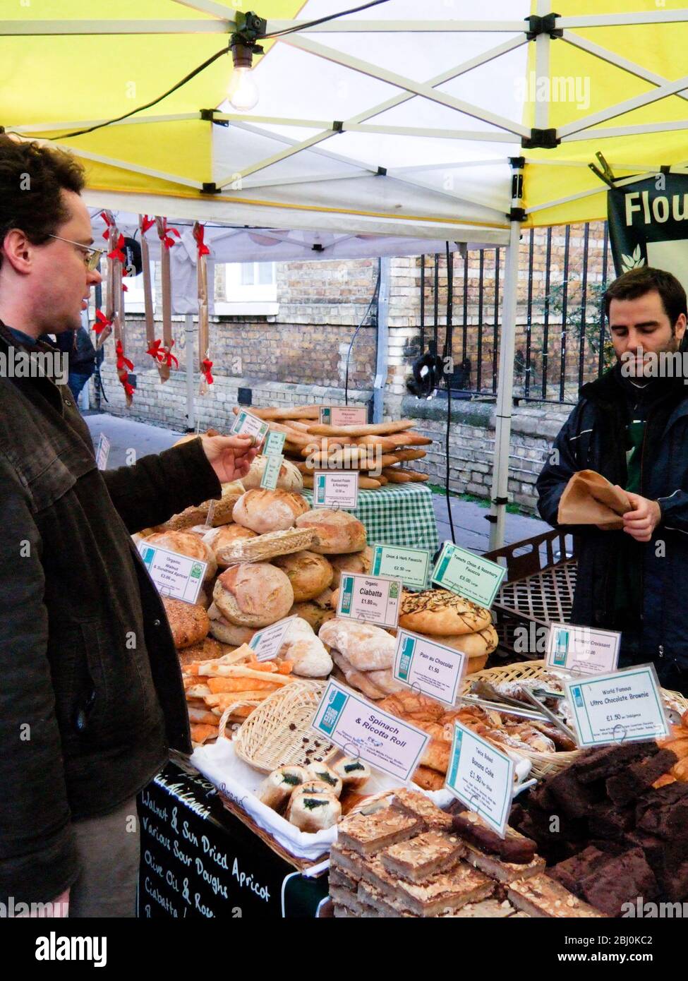 Brotstand in Whitecross Street Market London, EC1 - Stockfoto