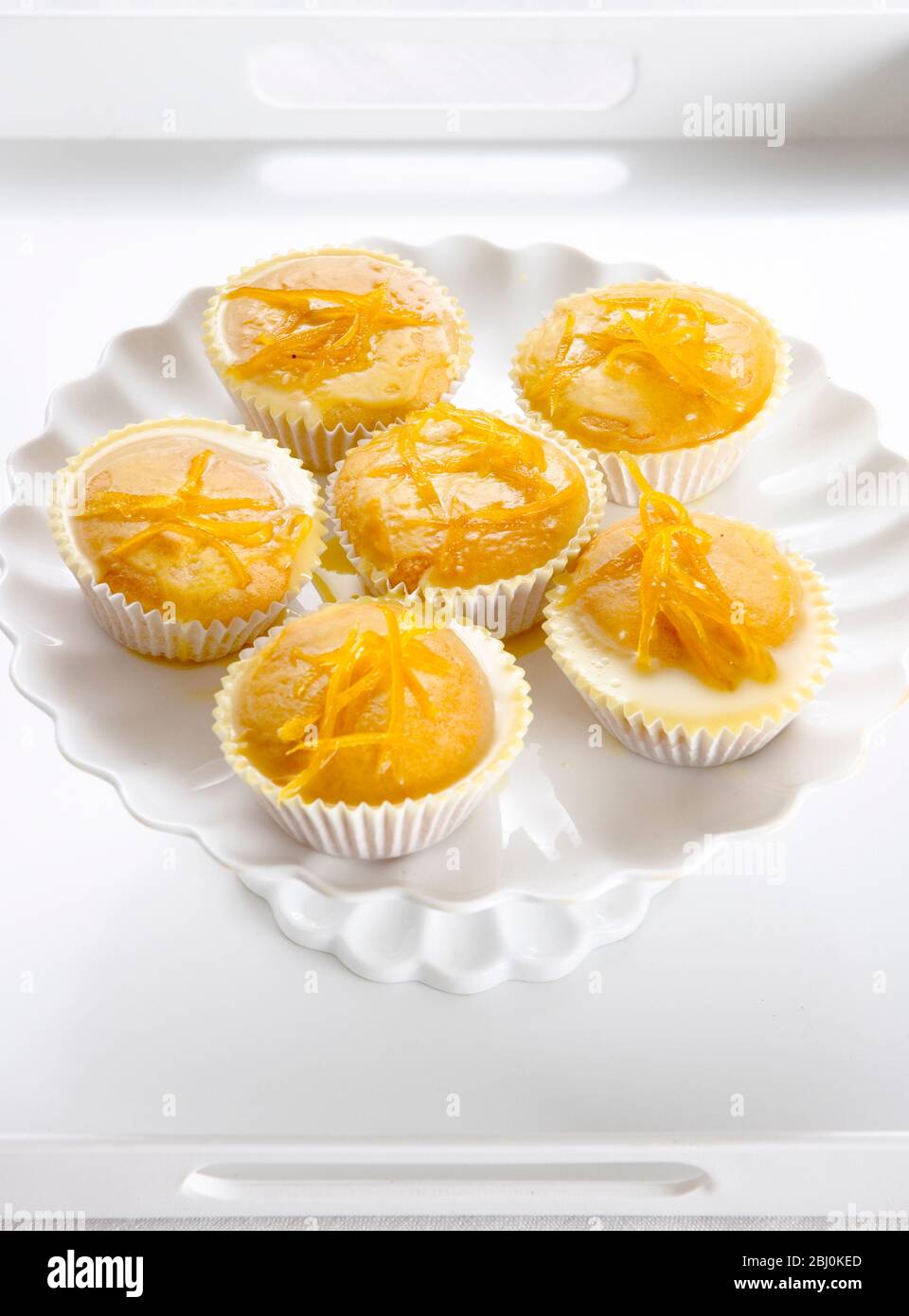 Sechs Zitronenfieselkuchen auf weißem Kuchenständer Stockfoto