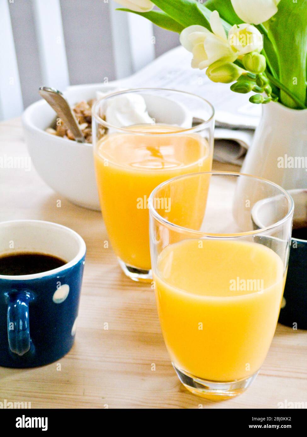Orangensaft als Teil eines leichten gesunden Frühstücks - Stockfoto