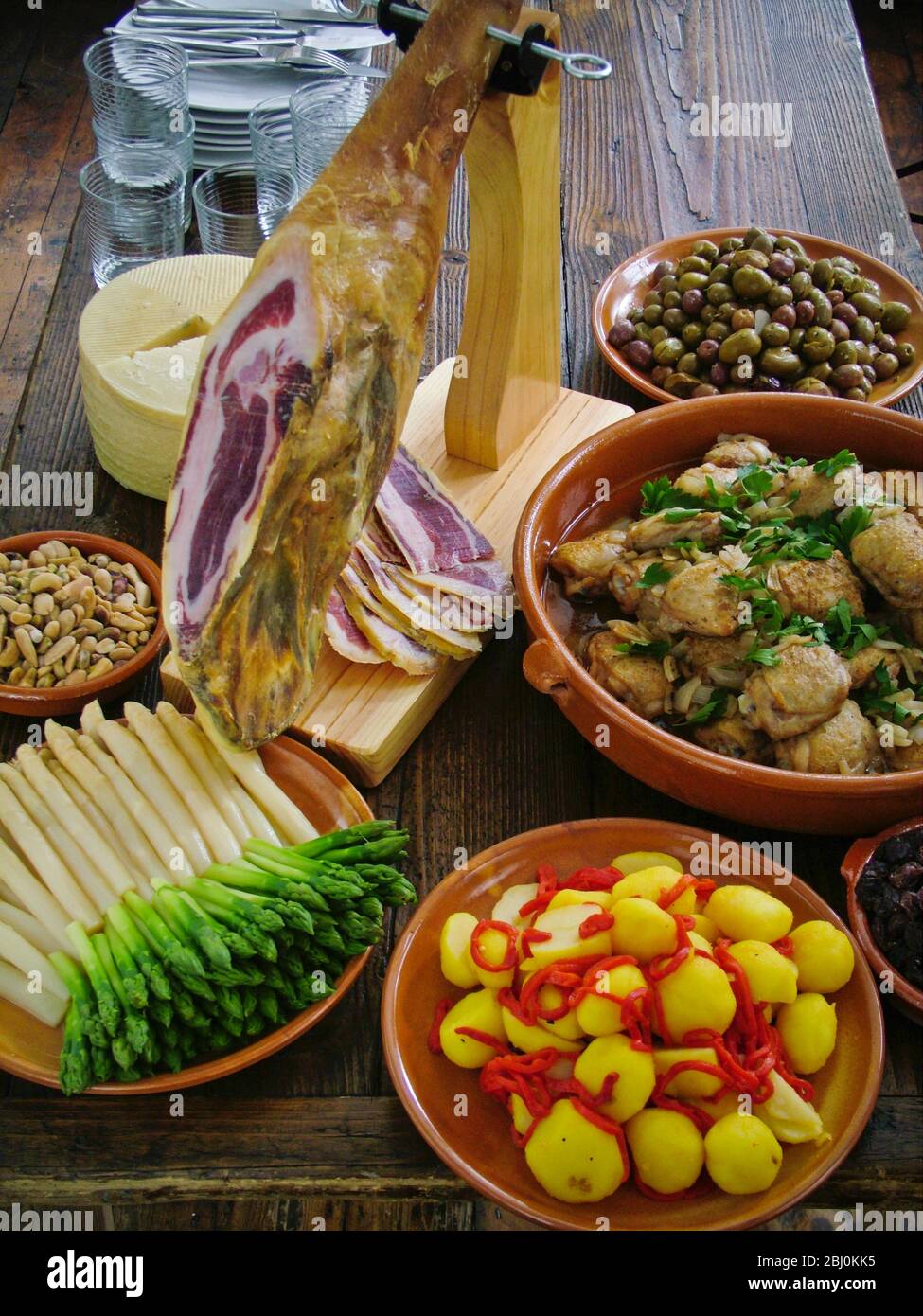 Buffet Tisch mit spanischen Speisen, einschließlich, jamÑn iberico, auf speziellen Schnitzstand - Stockfoto
