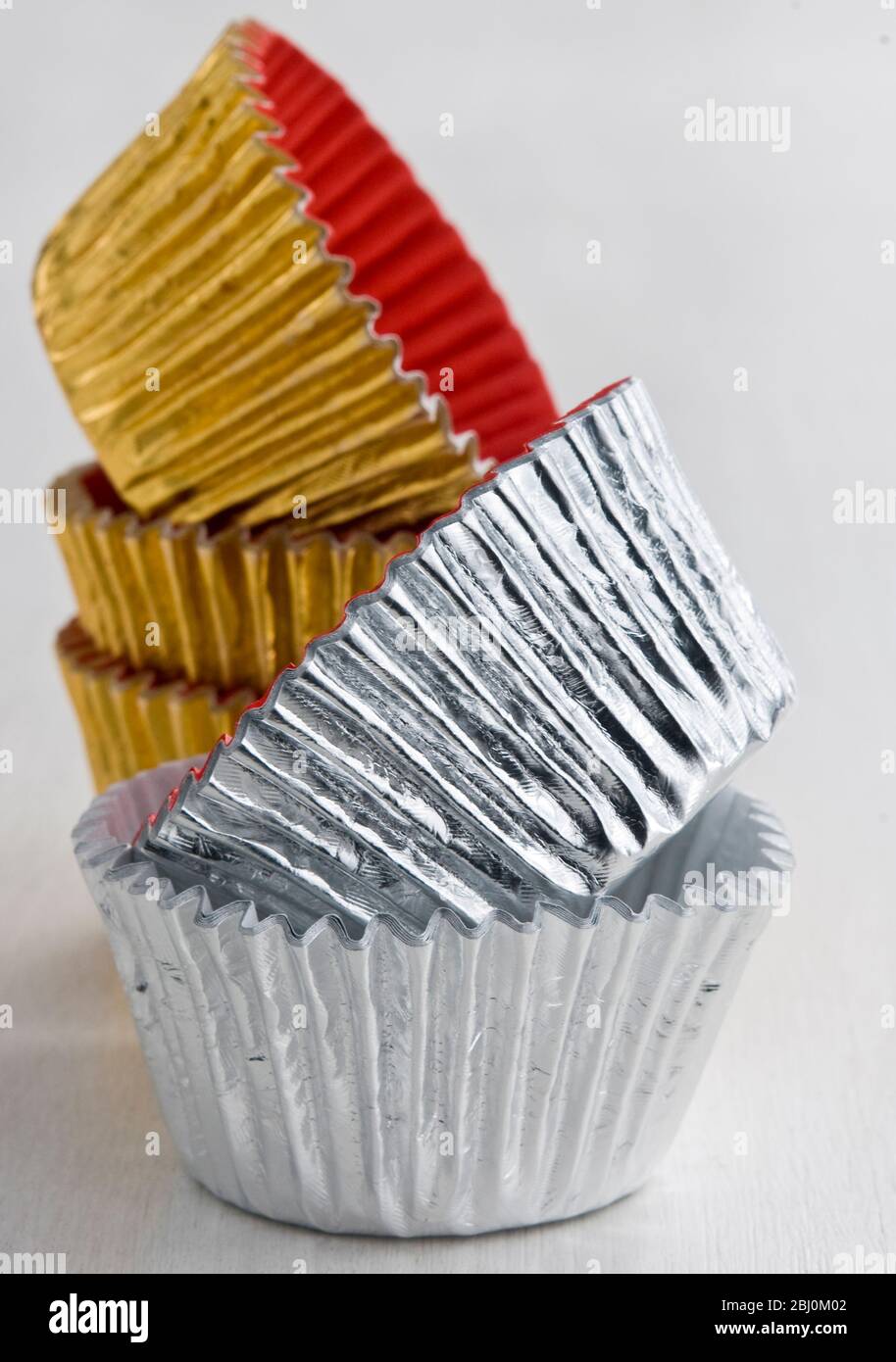 Stapel von dekorativen Metallfolie Kuchen und Muffin-Fällen - Stockfoto