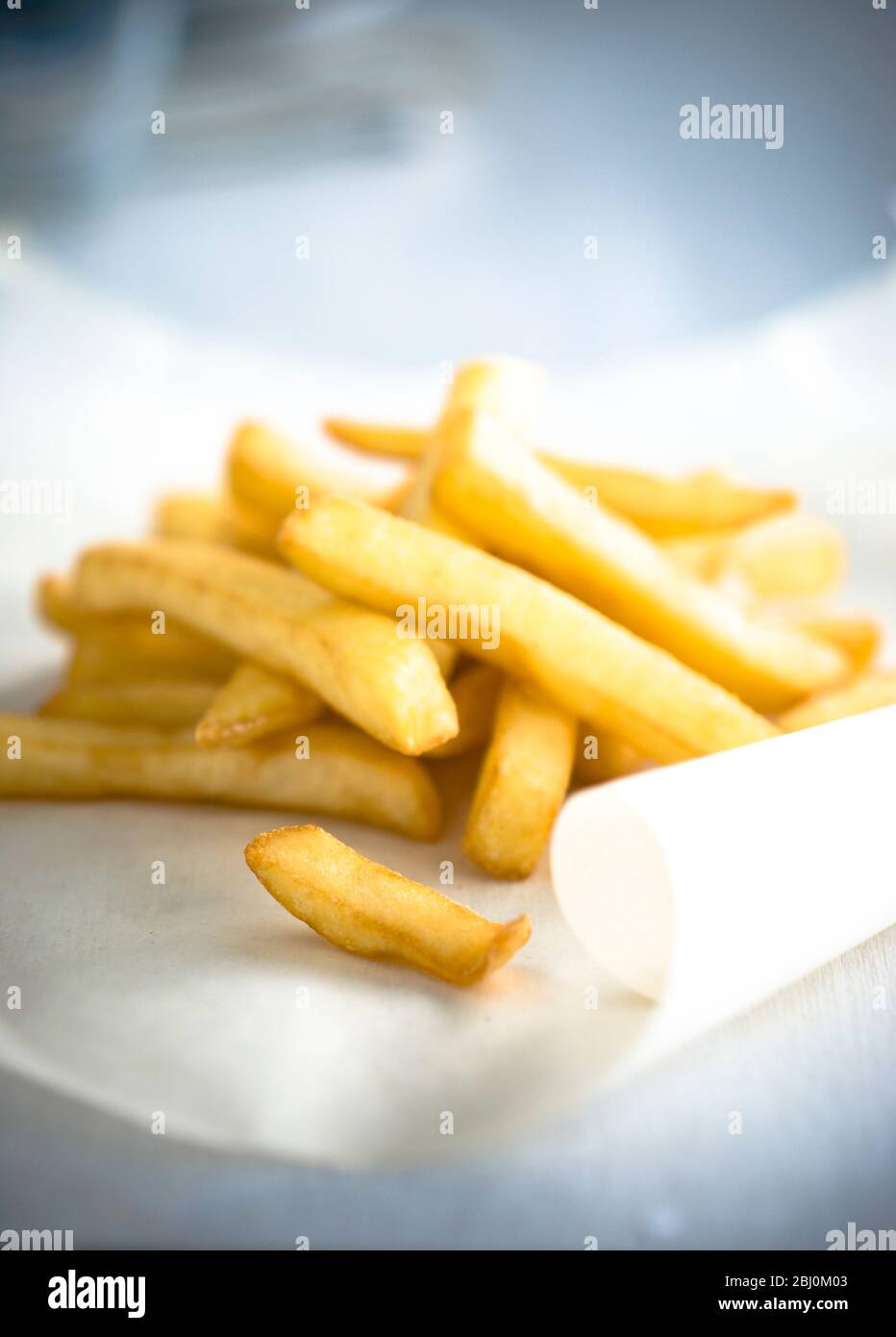 Stapel pommes frites auf fettdichtem Papier - Stockfoto