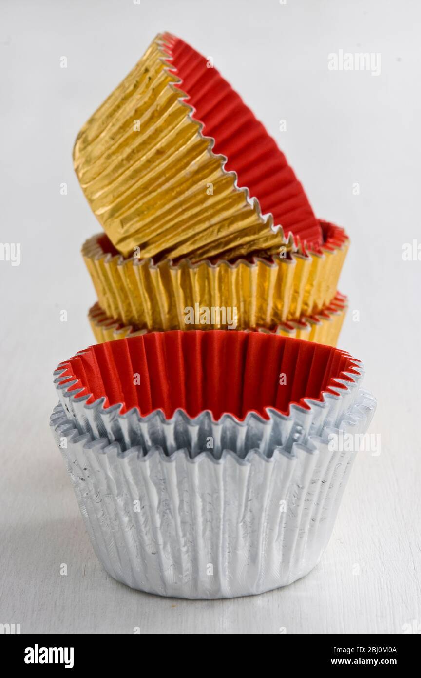 Stapel von dekorativen Metallfolie Kuchen und Muffin-Fällen - Stockfoto