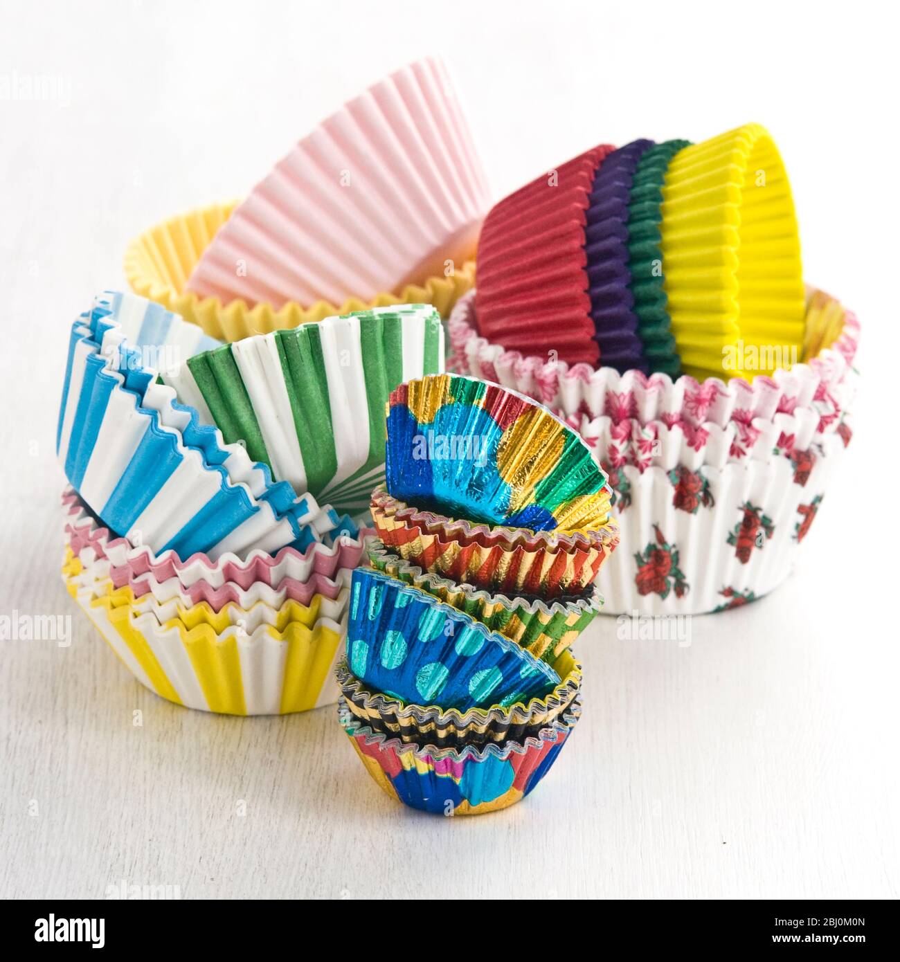 Stapel von dekorativen Papier- und Folienkuchen- und Muffin-Fällen - Stockfoto