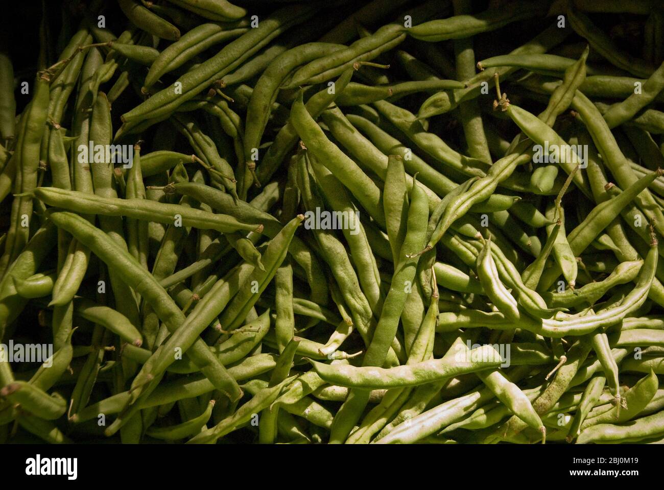 Grüne französische Bohnen zum Verkauf in überdachten Markt in Limassol Süd Zypern - Stockfoto