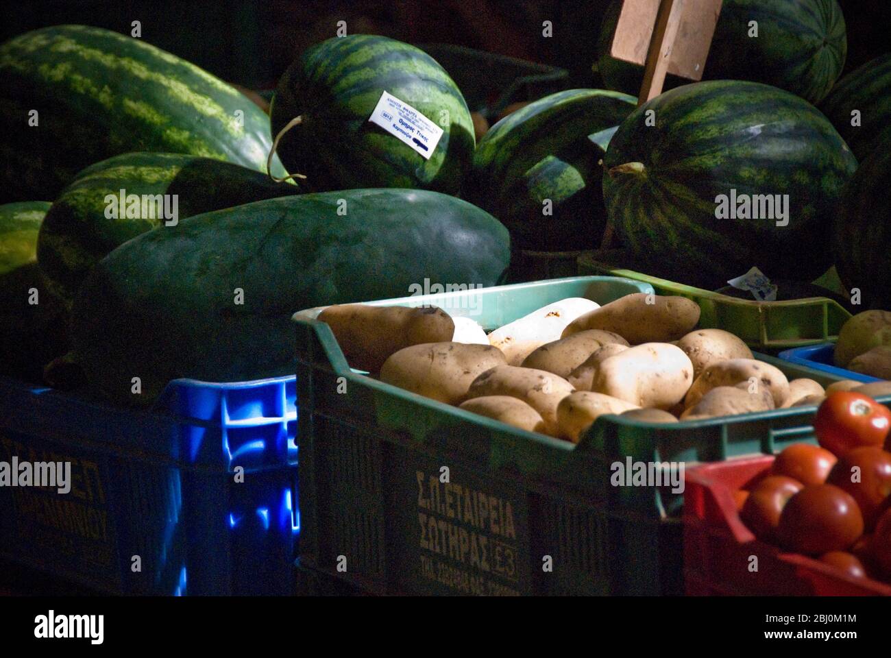 Melonen, Tomaten und Kartoffeln zum Verkauf in einer Markthalle in Limassol, Zypern - Stockfoto