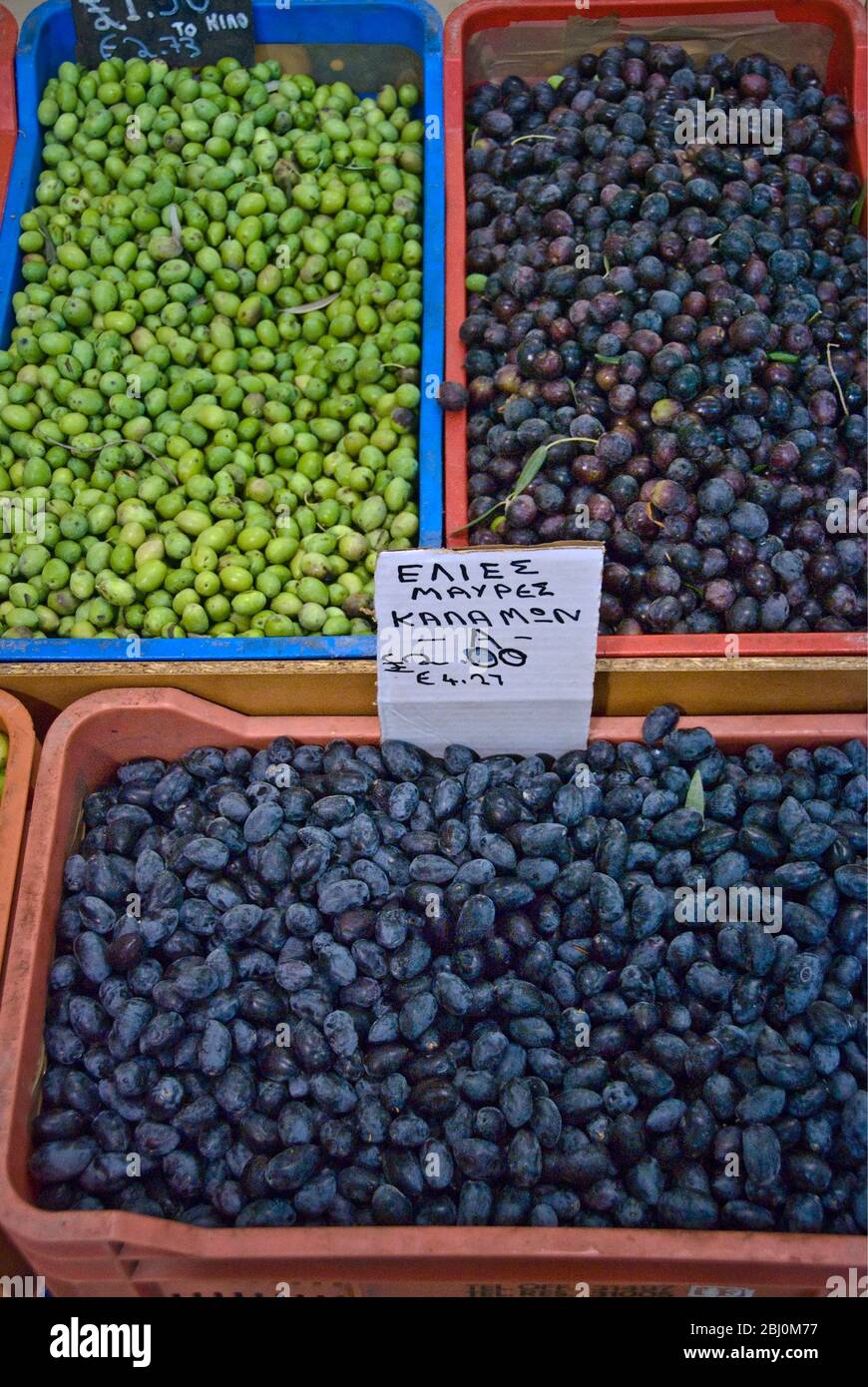 Rohe unbearbeitete Oliven zum Verkauf in einer Markthalle in Limassol, Zypern - Stockfoto