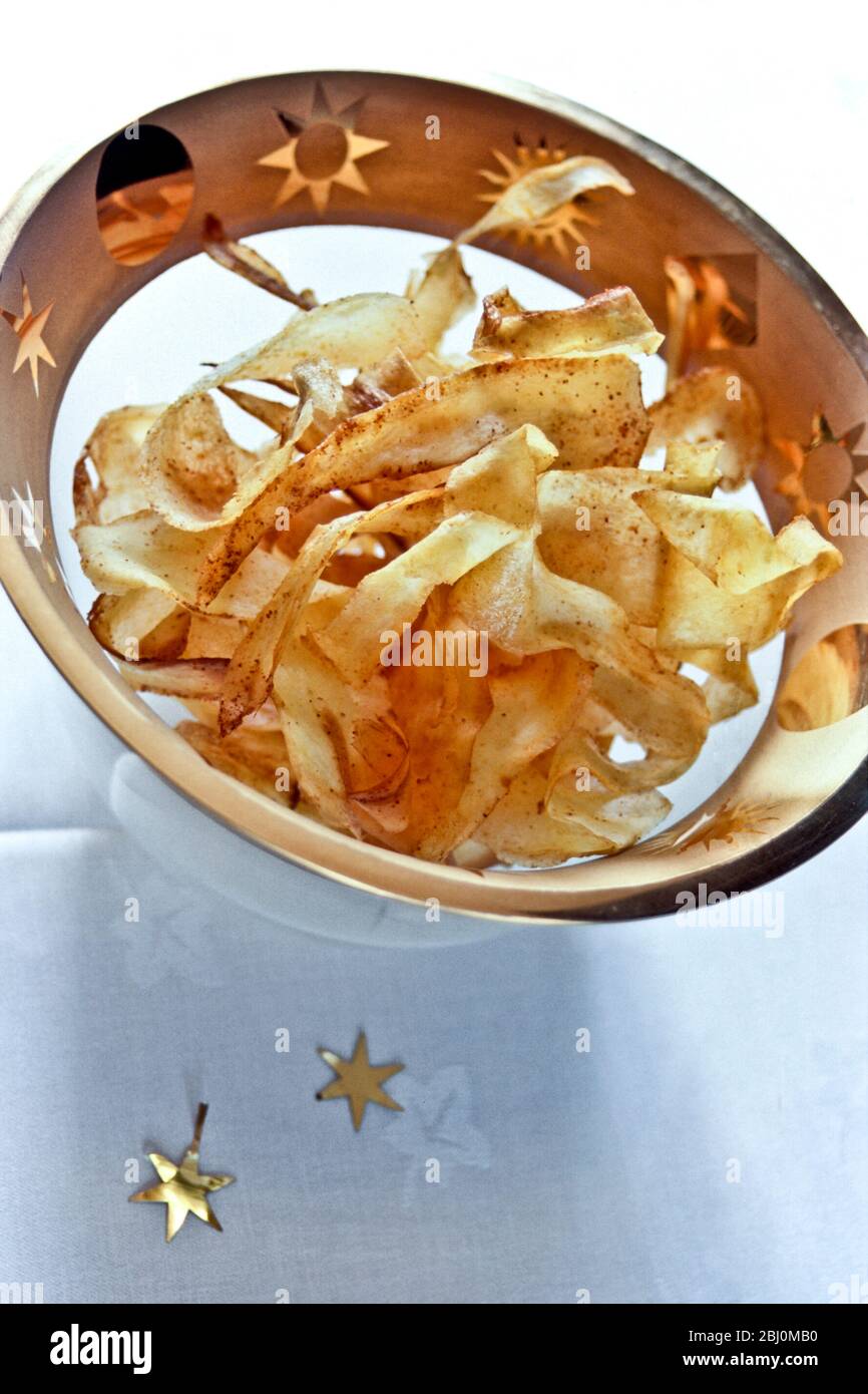 Party Schüssel mit Pastinaken Chips - Stockfoto