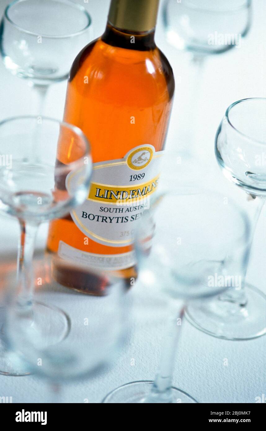 Australischer Dessertwein mit leeren Gläsern, auf weißem Tisch - Stockfoto