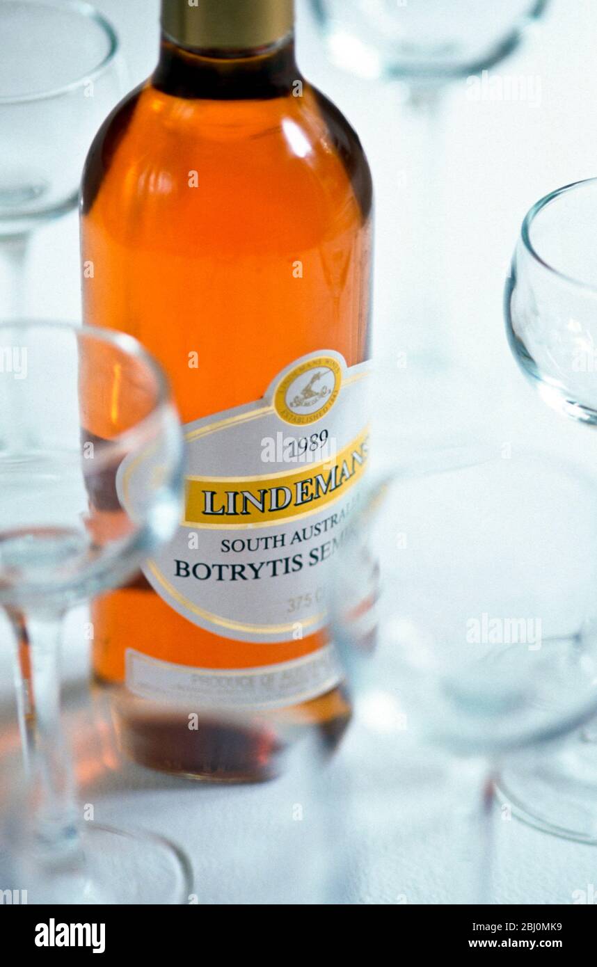 Australischer Dessertwein mit leeren Gläsern, auf weißem Tisch - Stockfoto