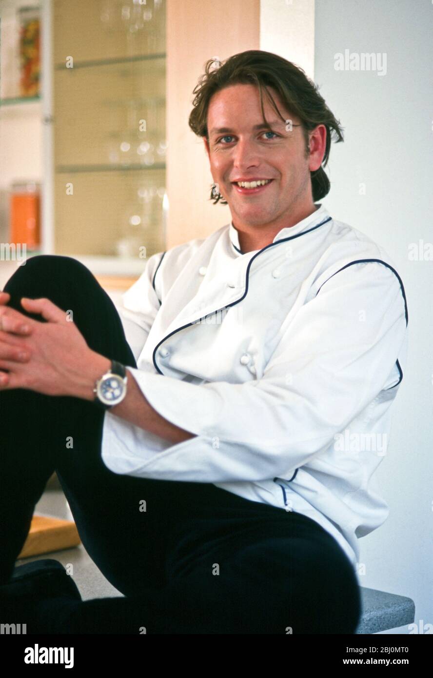 Informelles Portrait von TV-Chef James Martin in moderner Küche - Stockfoto