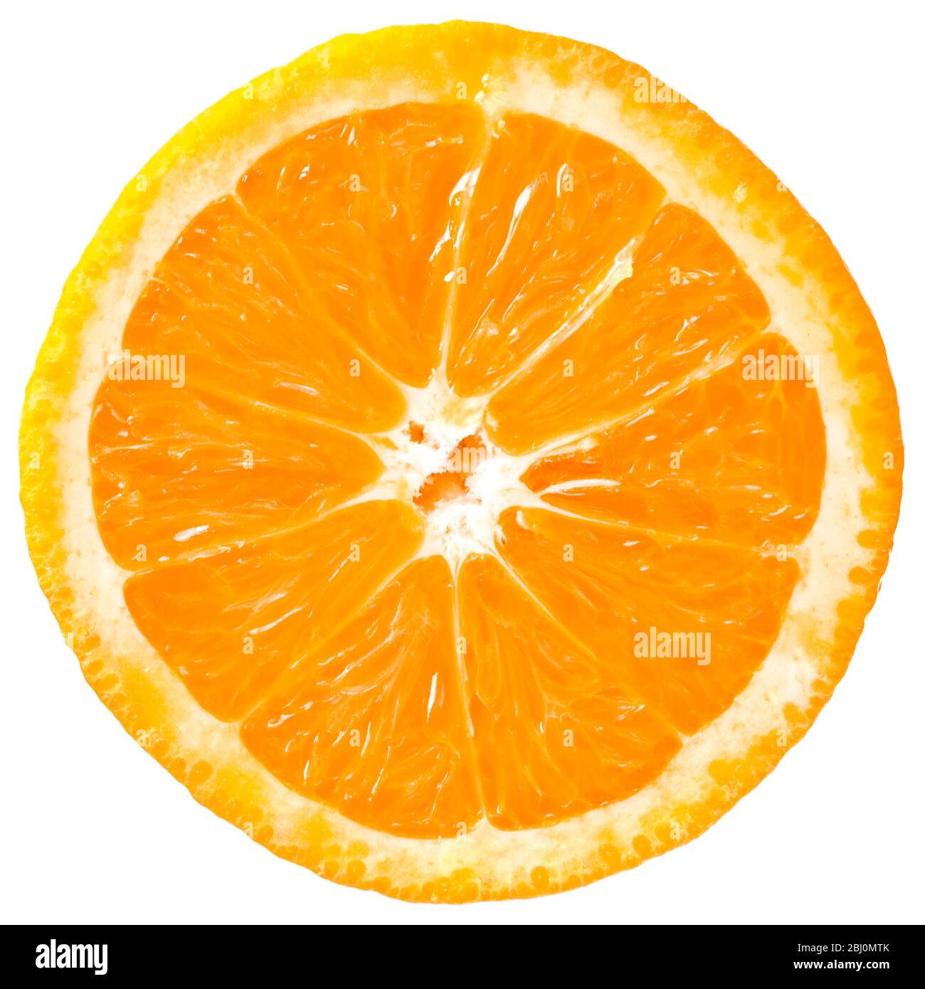 Schnitt Gesicht von halb orange vor weißem Hintergrund - Stockfoto