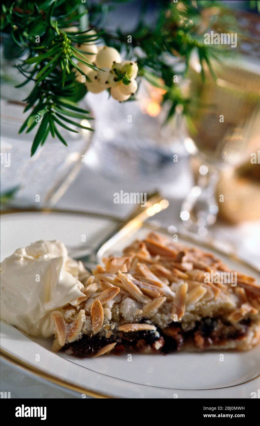 Mandel-Hackfleisch-Torte als Weihnachtsdessert, auf dekorierten Tisch. - Stockfoto