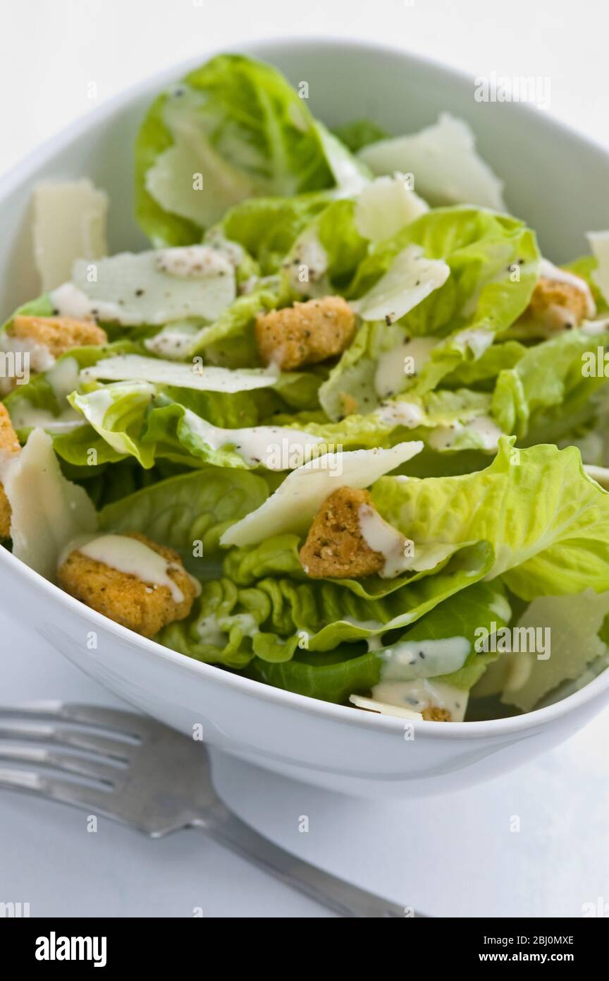 Klassischer caesar Salat in weißer Schüssel - Stockfoto