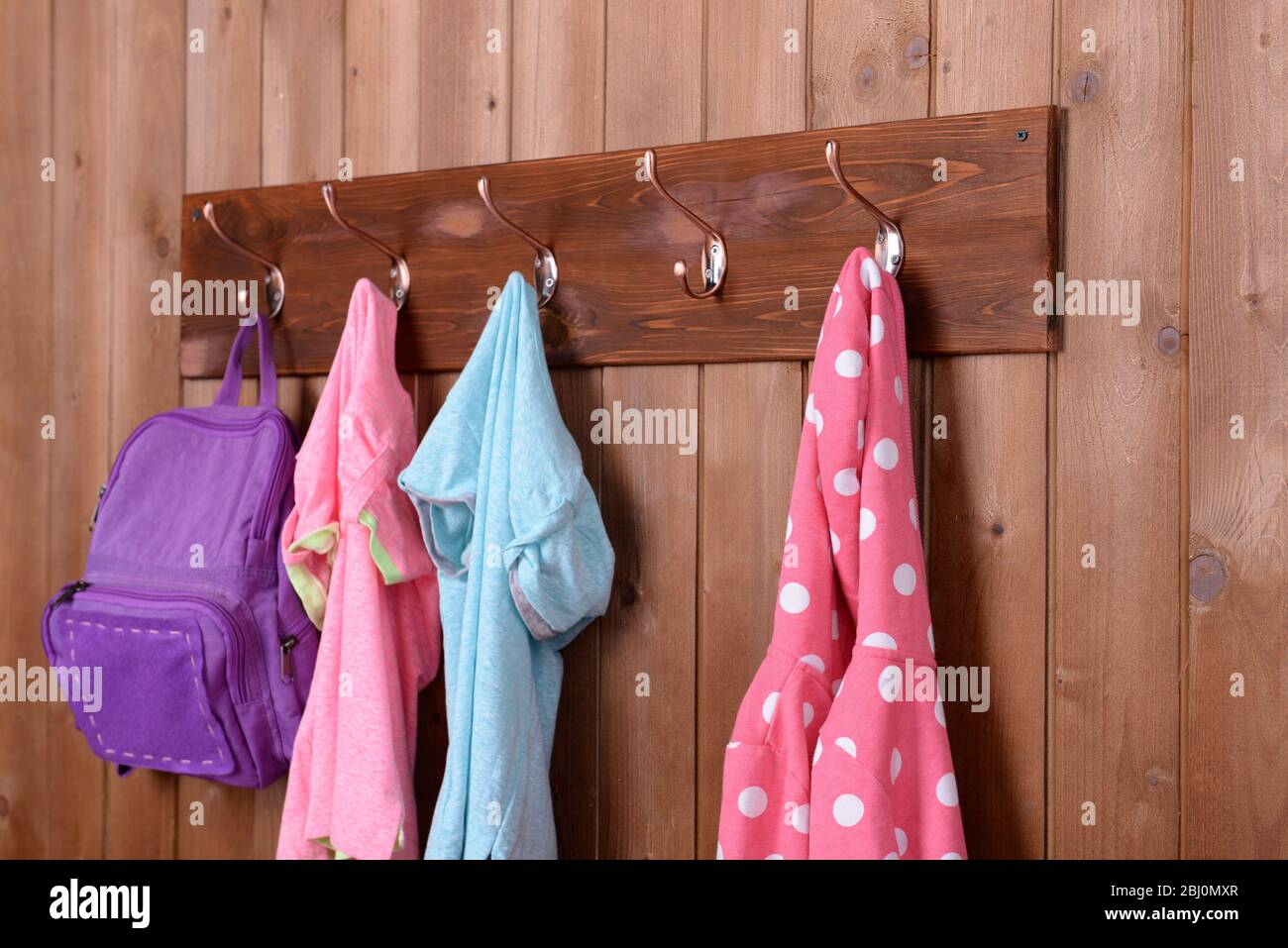 Kindersachen hängen an der Wand im Zimmer Stockfoto