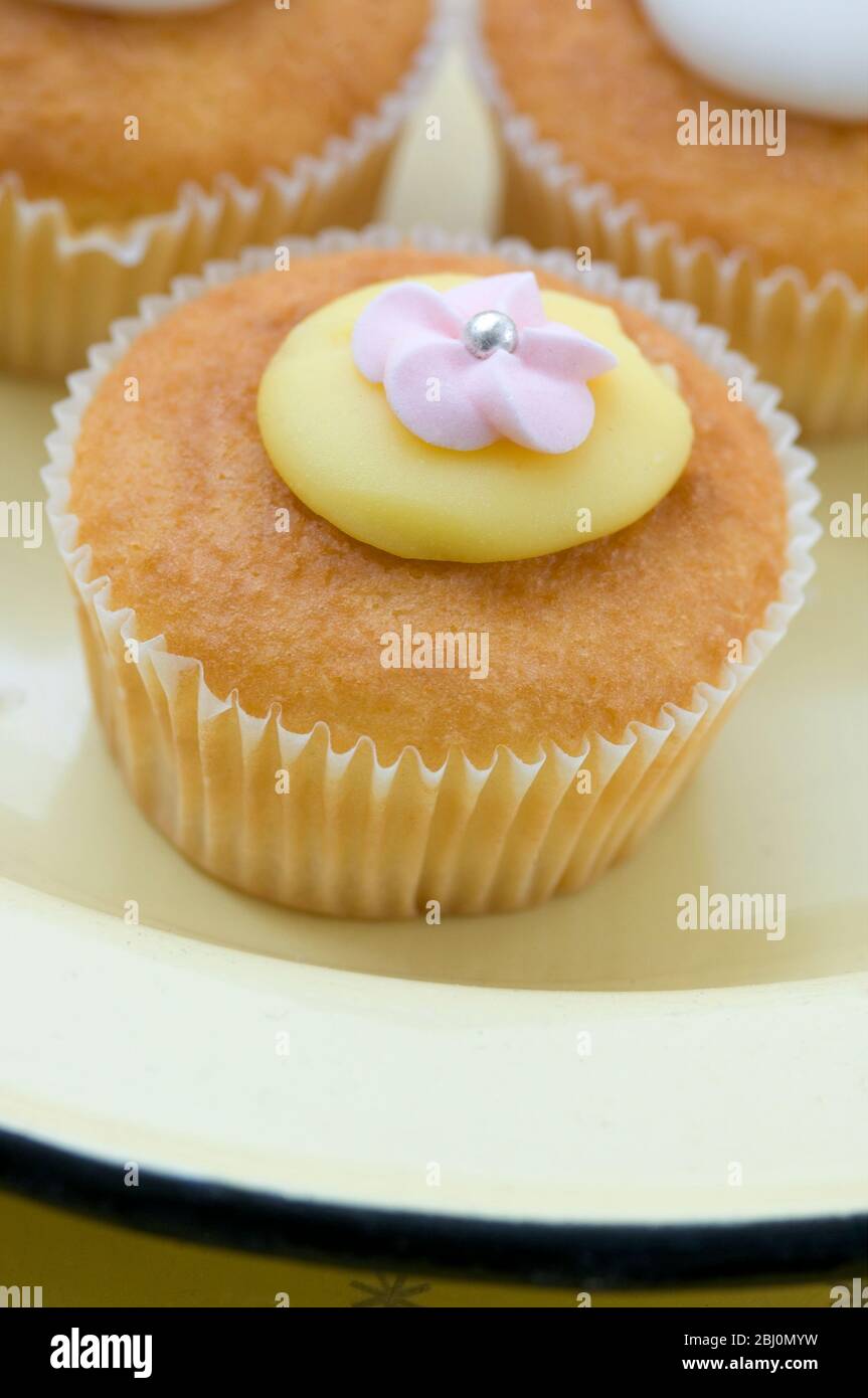Shop gekauft FEE Kuchen auf gelben Emaille Platte - Stockfoto