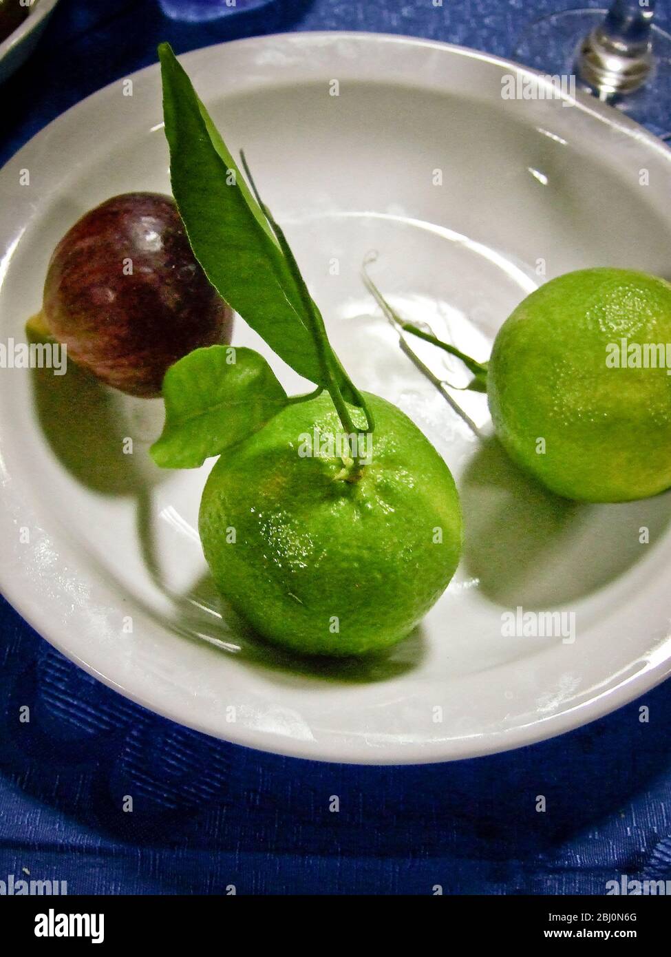 Obstteller auf dem Tisch des Restaurants im Süden Zyperns. - Stockfoto