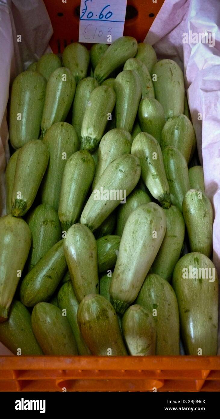 Zucchini zum Verkauf in Straßenbauernhof Stall, Süd-Zypern. - Stockfoto