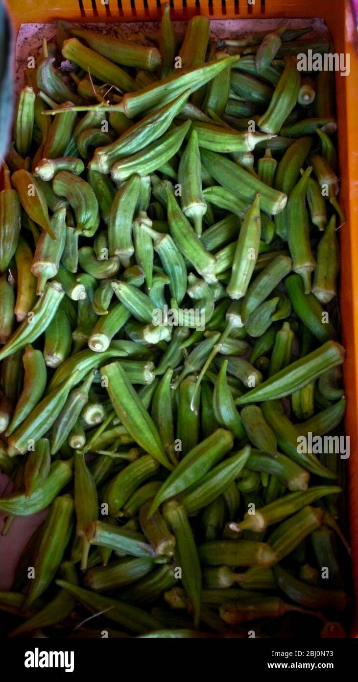 Okra zum Verkauf in Straßenbauernhof Stall, Süd-Zypern. - Stockfoto