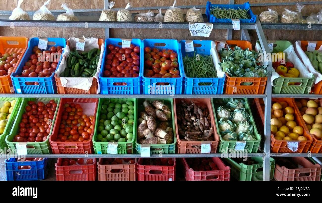 Obst und Gemüse zum Verkauf in Straßenbaubetrieb Stall, Süd-Zypern. - Stockfoto