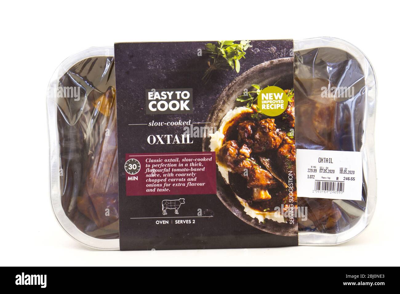 Alberton, Südafrika - ein Behälter mit einfach zu kochen klassischen Ochsenschwanz von Woolworths Food isoliert auf einem klaren Hintergrundbild mit Kopierraum Stockfoto