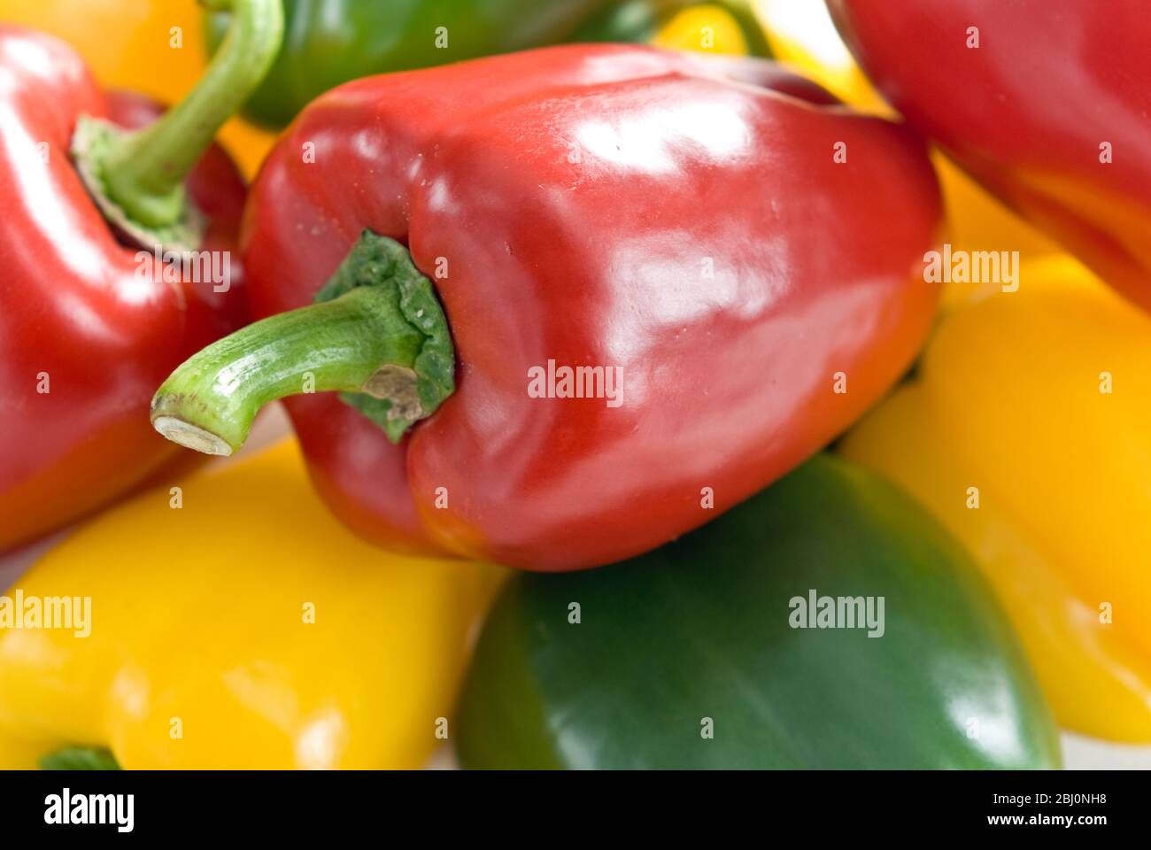 Rote, grüne und gelbe Paprika - Stockfoto