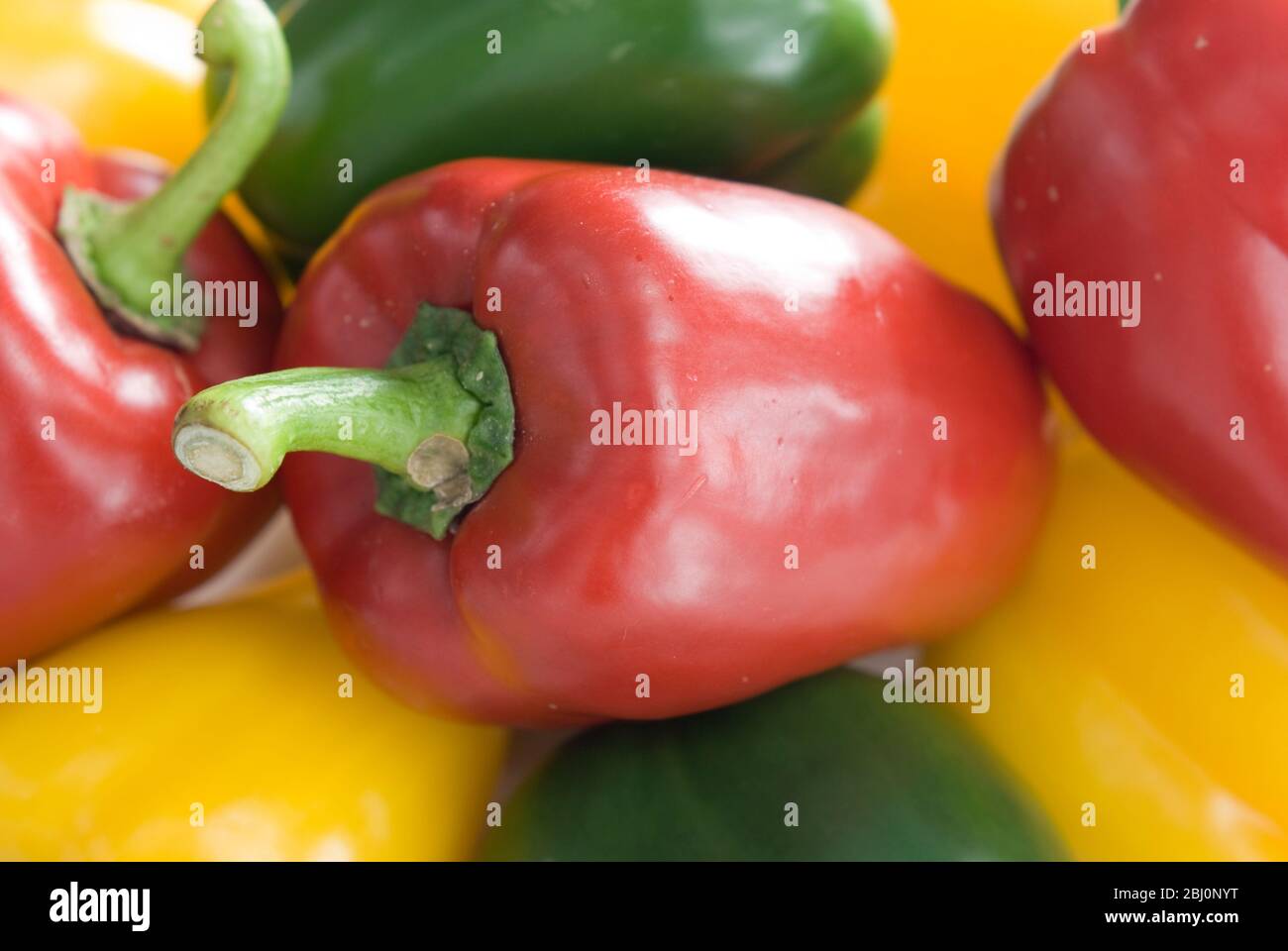 Rote, grüne und gelbe Paprika - Stockfoto