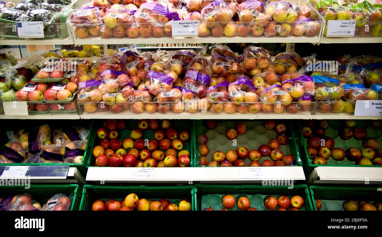 Regale mit Äpfeln zum Verkauf in Waitrose Supermarkt - Stockfoto