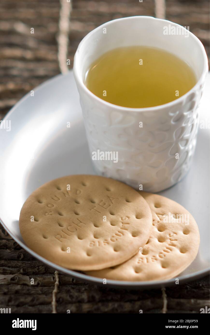 Leichte Erfrischung von Kräutertee mit einfachen Keksen - Stockfoto