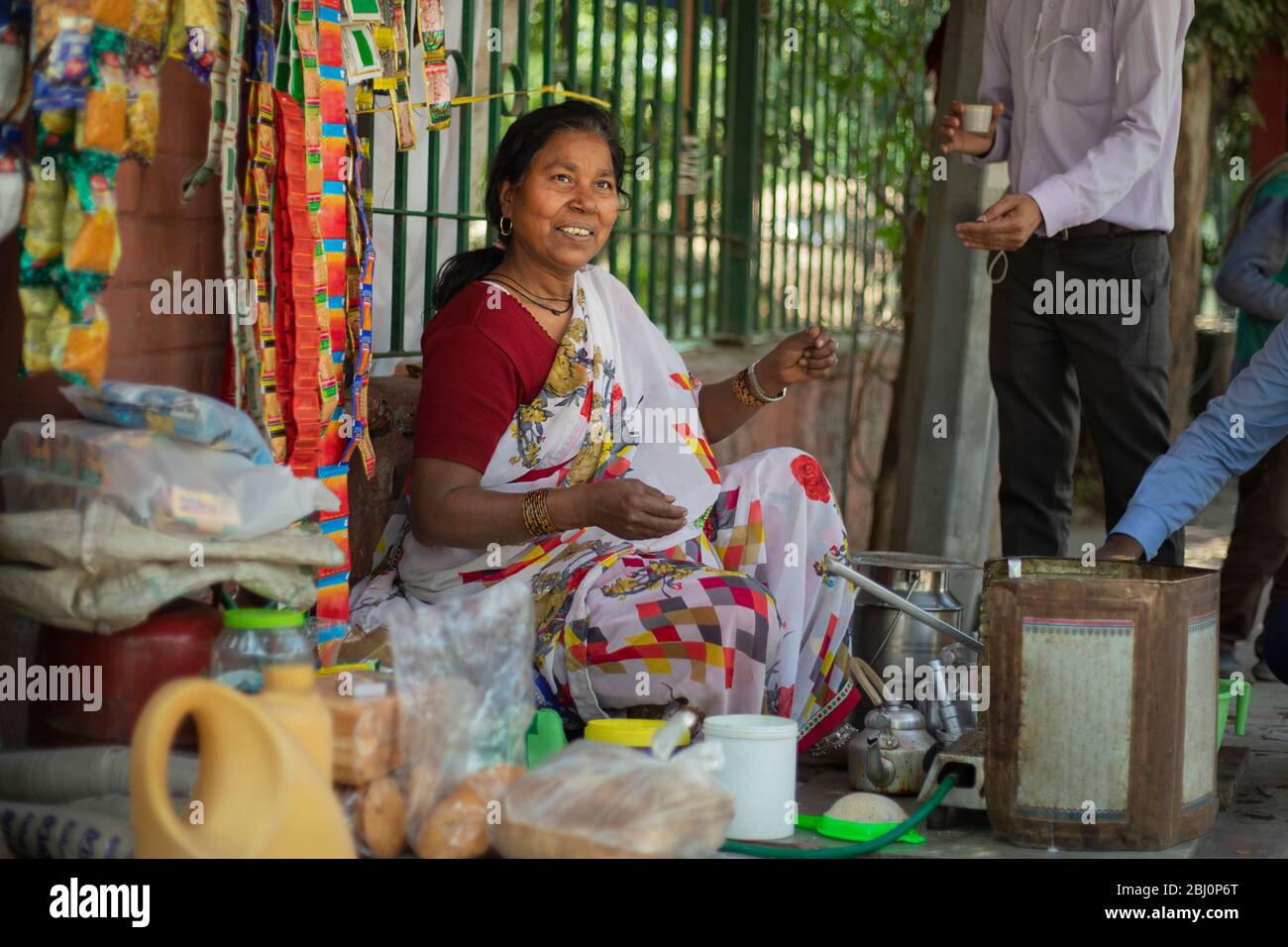 Alte Frau, die Tee auf einem Straßenstand serviert. (Gewöhnliche Personen) Stockfoto
