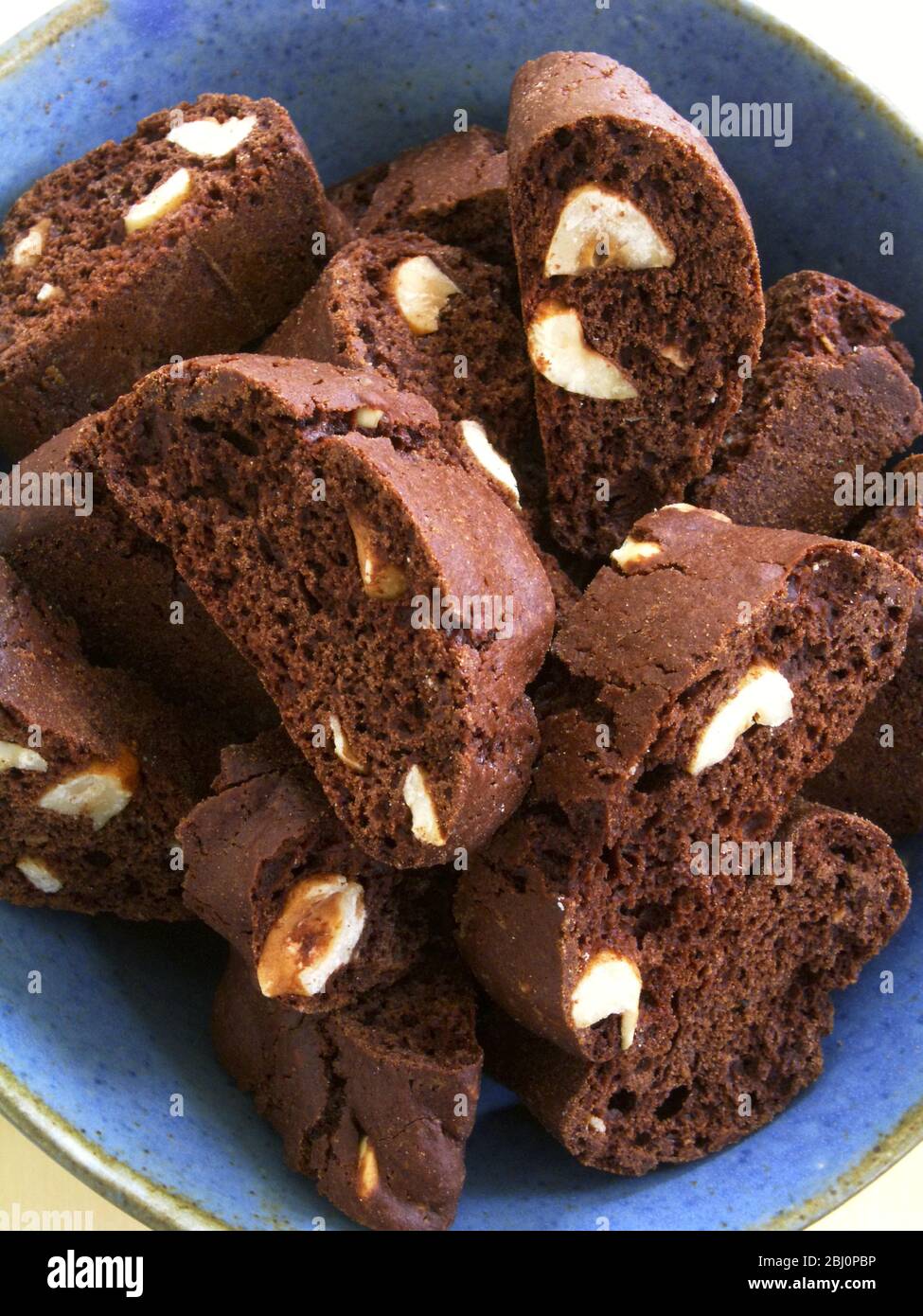 Schokolade und Mandel-Kekse in blauer Keramik-Schüssel - Stockfoto