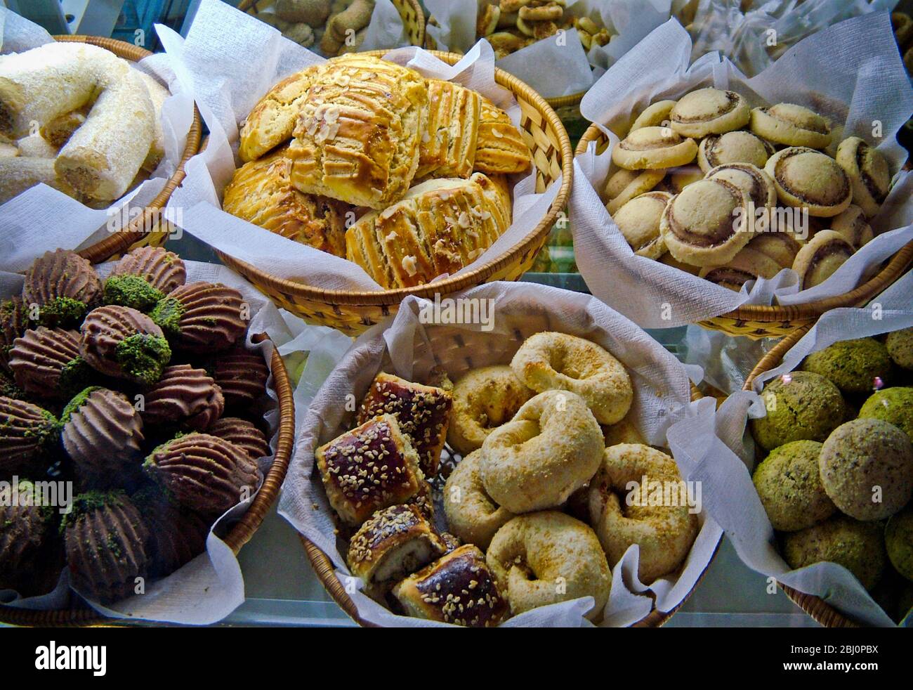 Auswahl an Kuchen, Plätzchen und Keksen in Vitrine der Patisserie Cafe in Resort Stadt Dalayan, anatolia, Türkei - Stockfoto