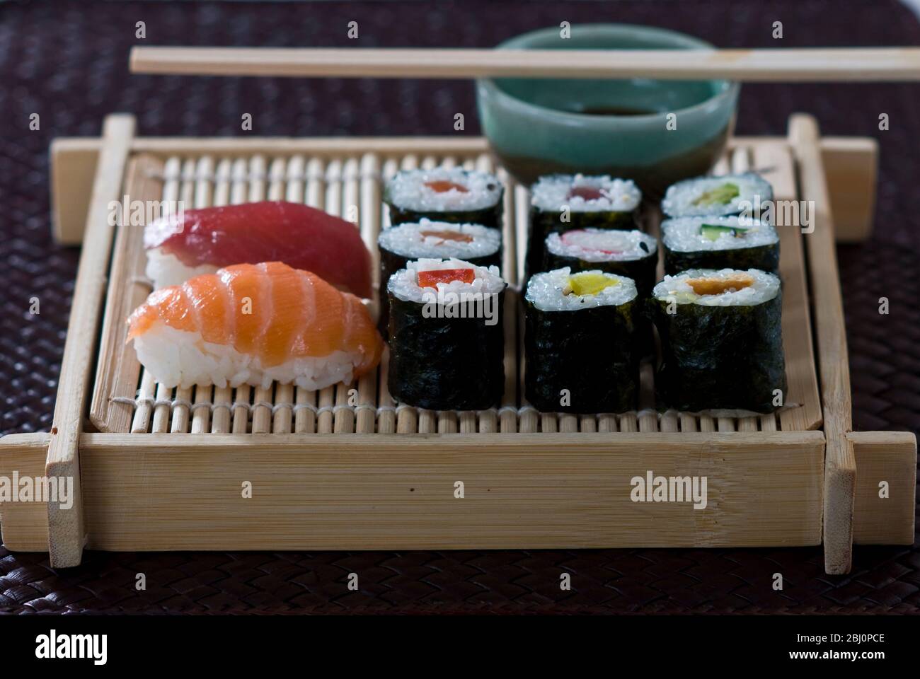 Sushi und Sashimi auf japanischem Bambusblech mit Sojasoße - Stockfoto