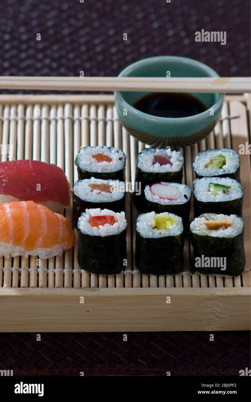 Sushi und Sashimi auf japanischem Bambusblech mit Sojasoße - Stockfoto