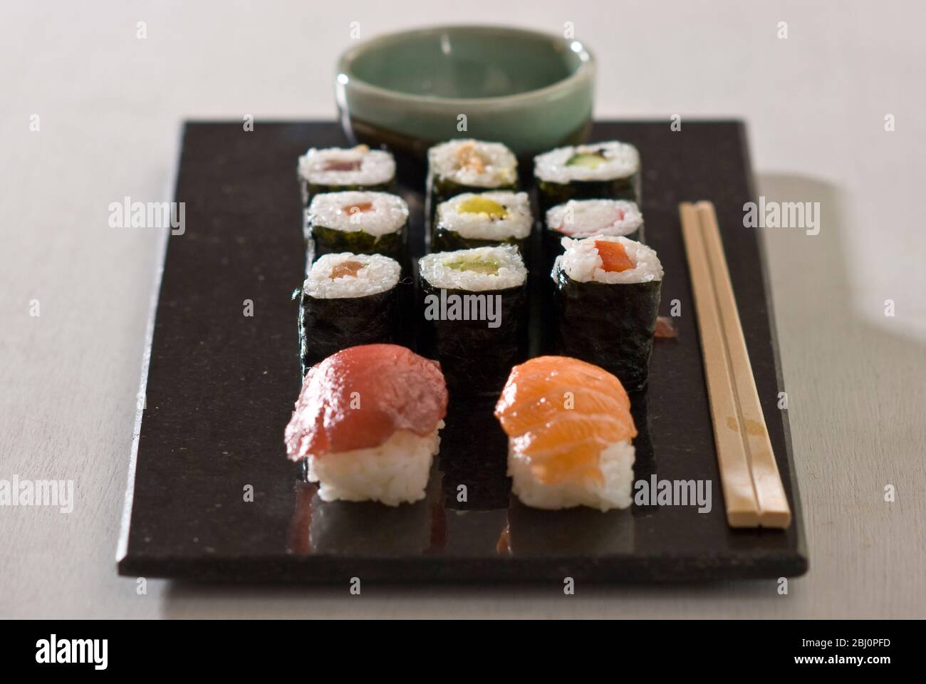 Sushi und Sashimi auf japanischem Bambusblech mit Sojasoße - Stockfoto