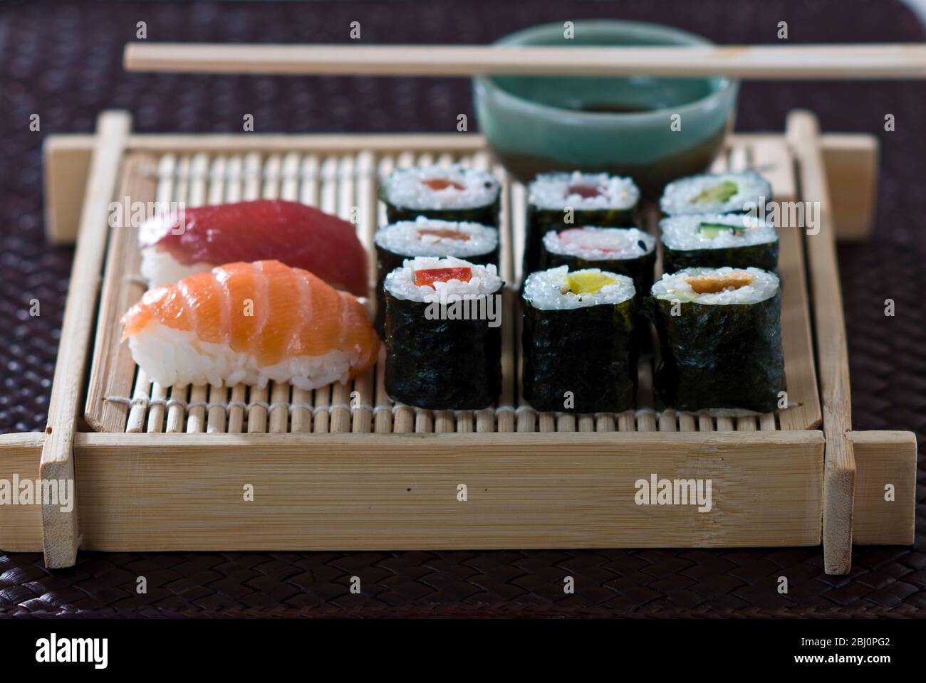 Sushi und Sashimi auf japanischem Bambusblech mit Sojasoße - Stockfoto