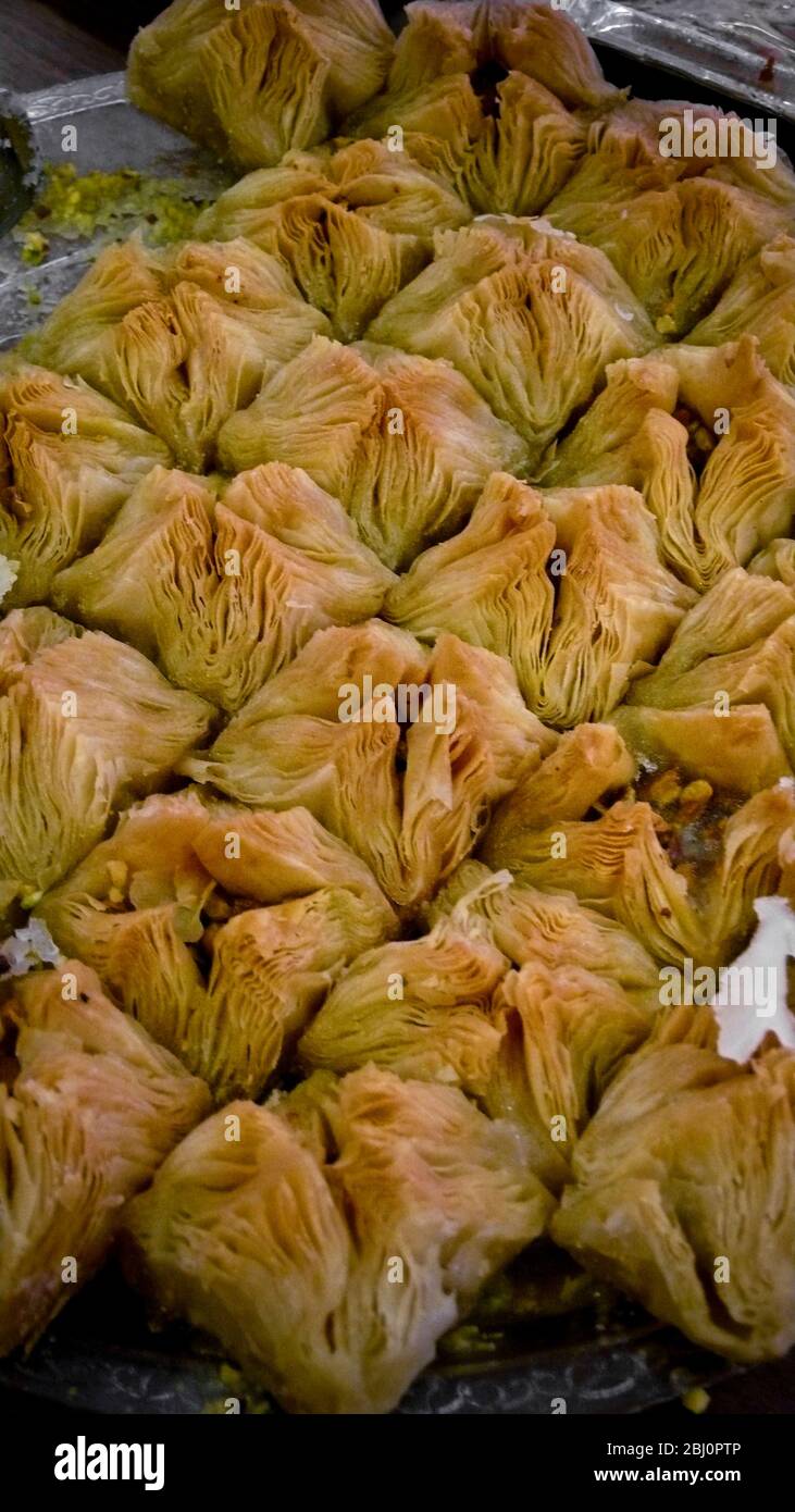 Mini-Paklava Dessert in griechisch-zypriotischen Bäckerei im Süden Zyperns. - Stockfoto