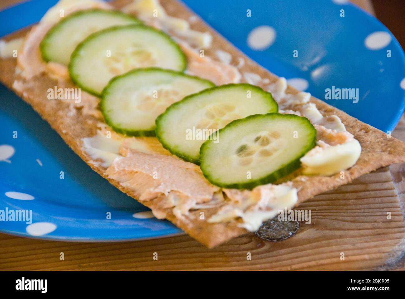 Leichter Snack von Gurkenscheiben auf dünnem, gebuttertem Roggenbrot - Stockfoto