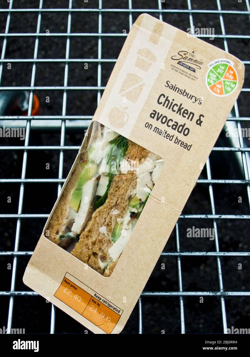 Paket von Sandwiches in Sainsbury's in Supermarkt Trolley gekauft - Stockfoto