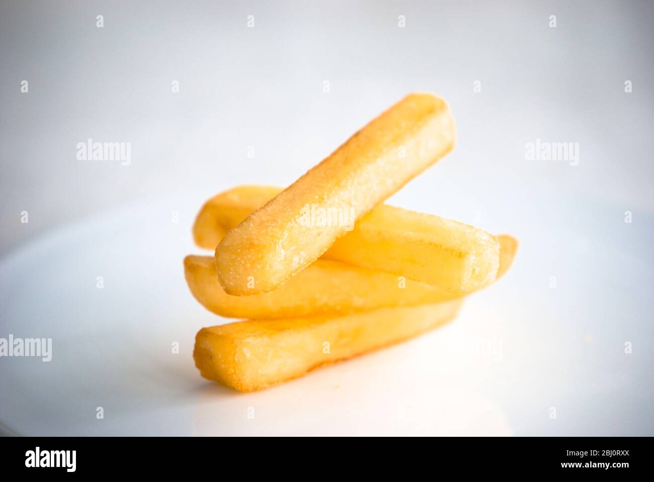 Sorgfältig ausbalancierter Stapel von vier Chips. - Stockfoto