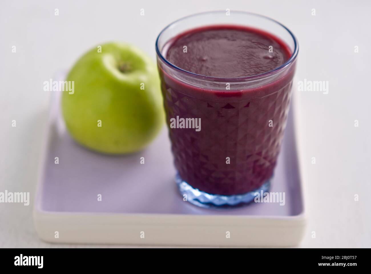 Gesunder Snack aus frisch gemachter Johannisbeere und Himbeer-Smoothie mit frischem grünen Apfel - Stockfoto