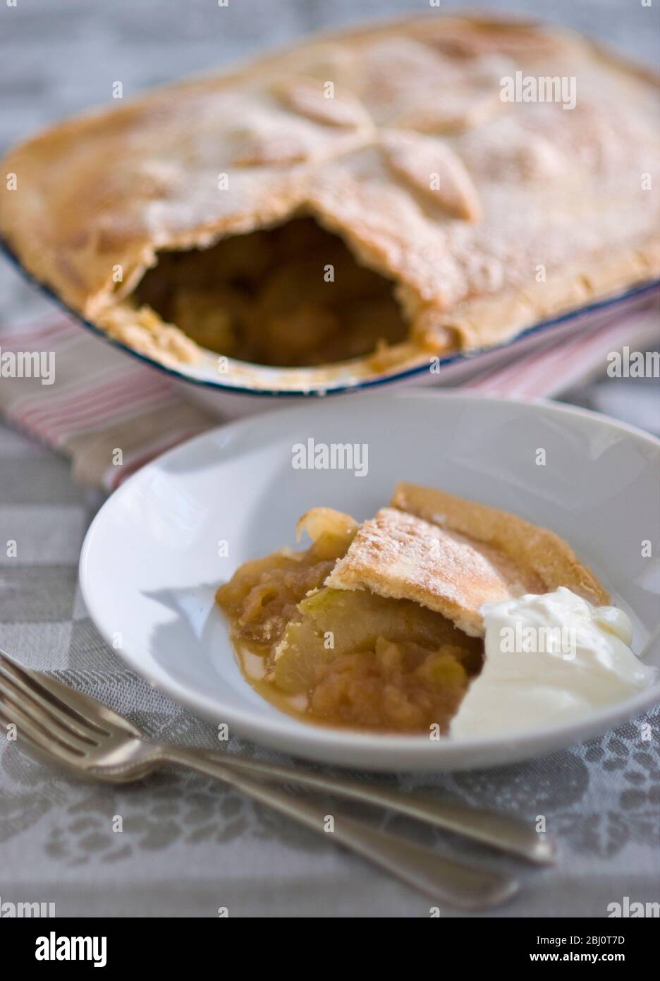 Klassischer Landhausstil Apfelkuchen mit Sahne - Stockfoto