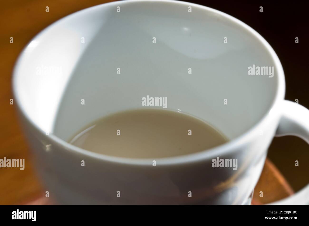 Nahaufnahme eines Tasses milchigen Tees, der durch die Lensbaby-Linse für zusätzliche Lensunschärfe aufgenommen wurde - Stockfoto