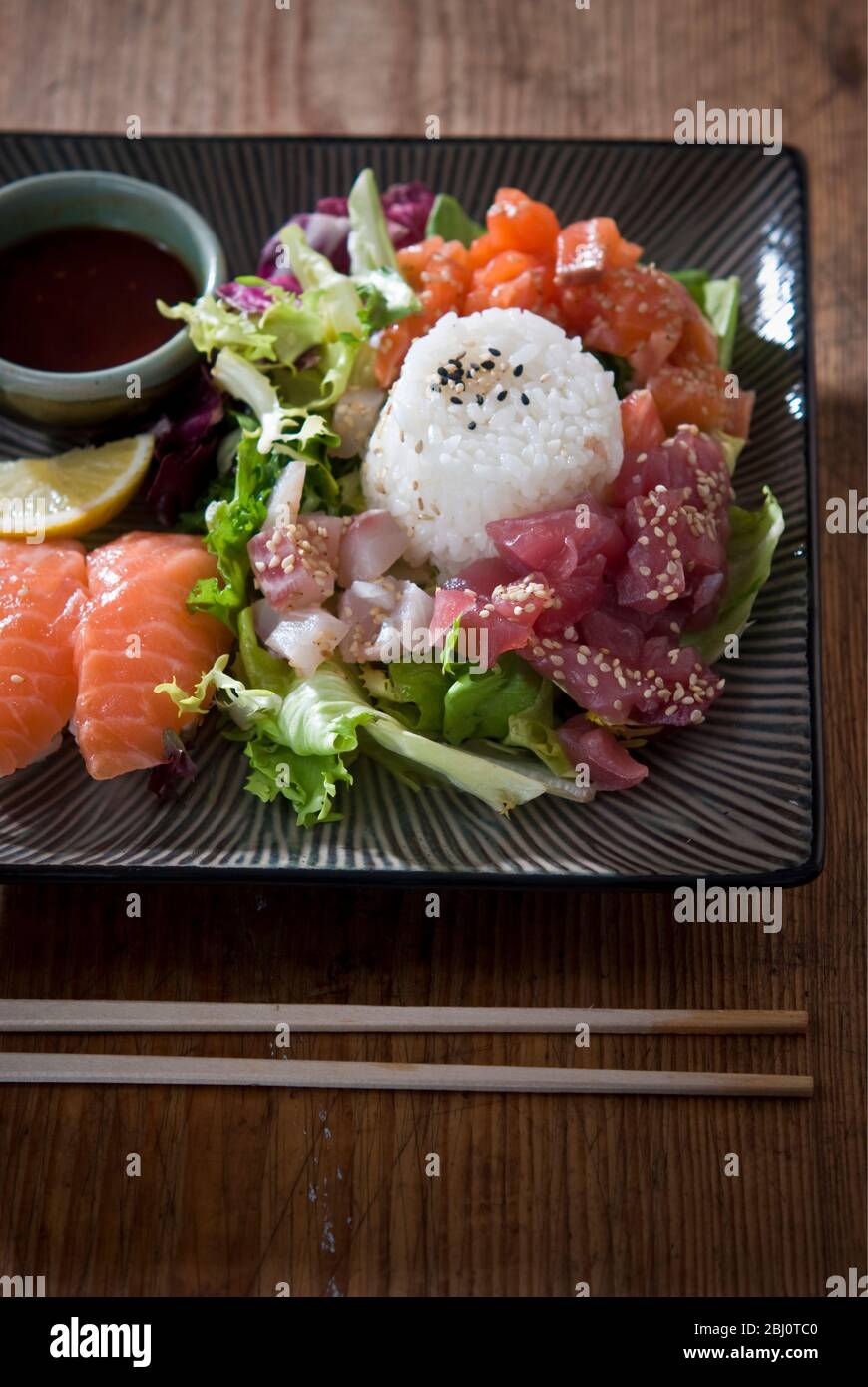 Leichtes japanisches Sashimi-Mittagessen mit einer Auswahl an rohem Fisch. - Stockfoto