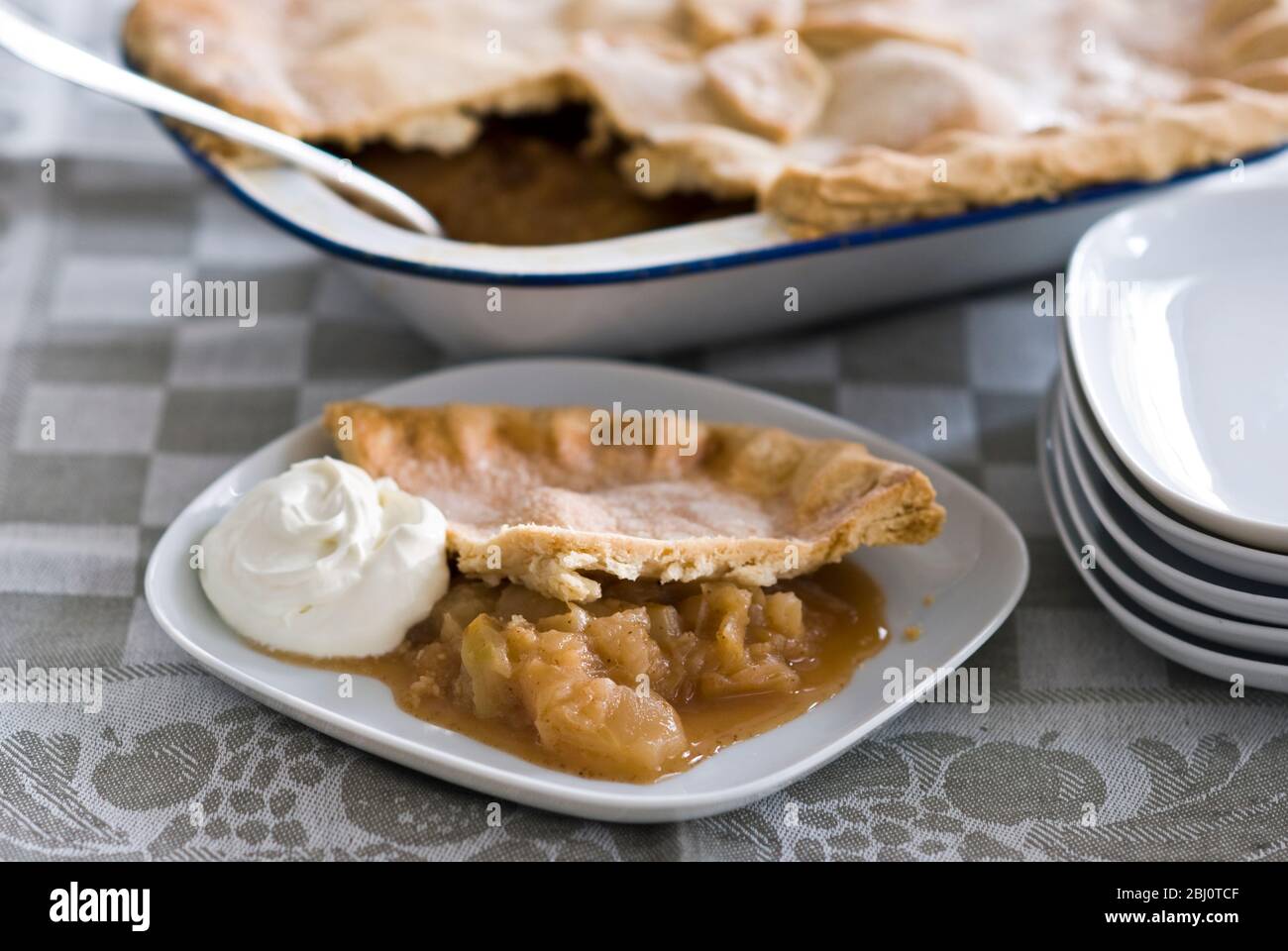 Klassischer Landhausstil Apfelkuchen mit Sahne - Stockfoto