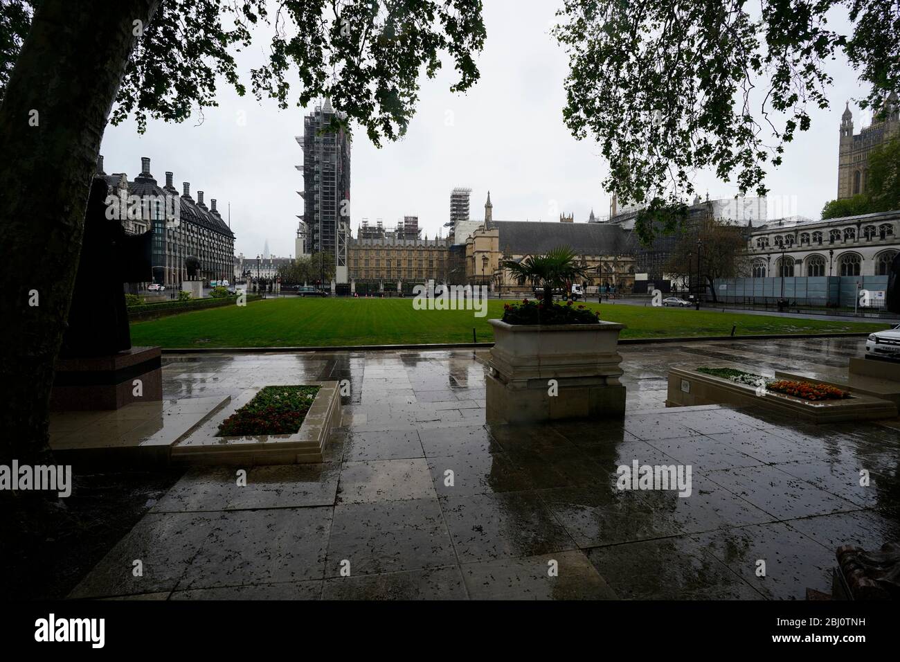 Ein leerer Parliament Square, London, während eines Schweigens von Minuten, um dem Personal des NHS und den Schlüsselarbeitern, die während des Coronavirus-Ausbruchs gestorben sind, Tribut zu zollen. Stockfoto