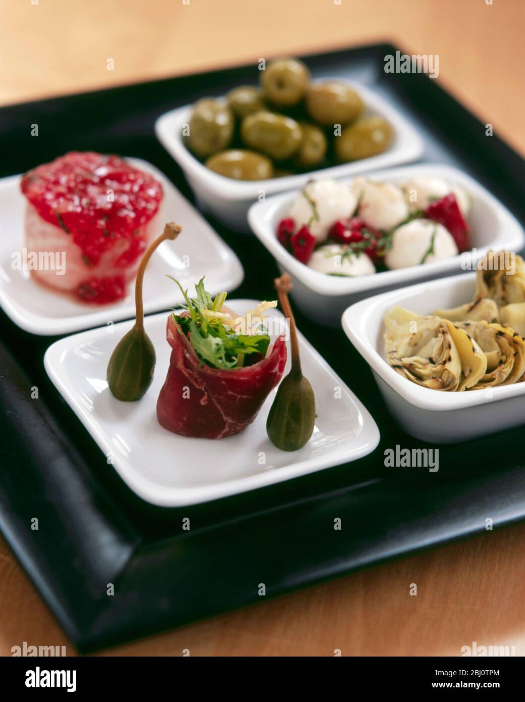 Tablett mit Tapas-Gerichten als Executive Desk Lunch - Stockfoto